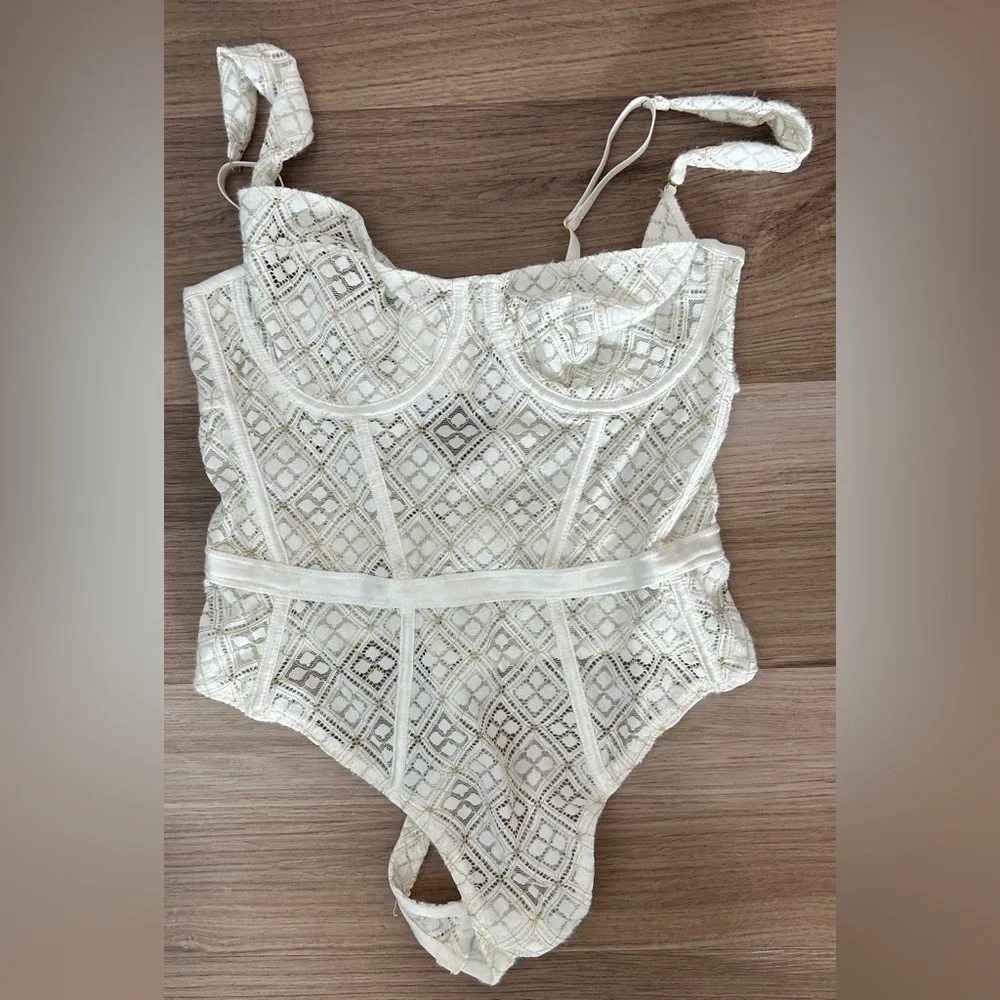 Kilo Brava Lace Underwire Bodysuit Medium Shell White Patterned Lace